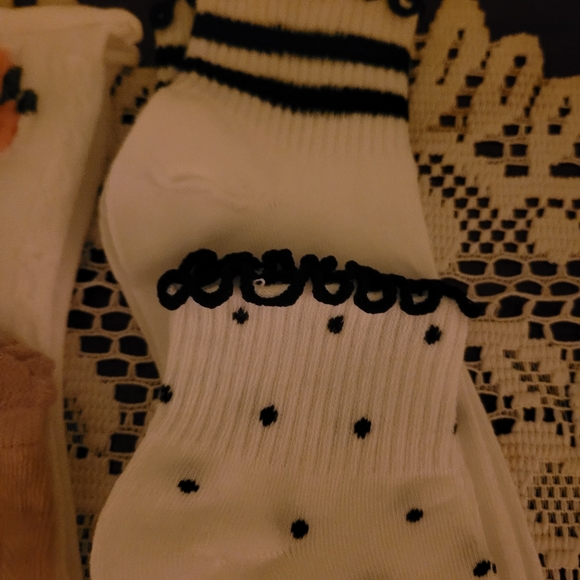 2 PAIRS OF SOCKS, FOOTIES AND ANKLETS - Picture 7 of 9